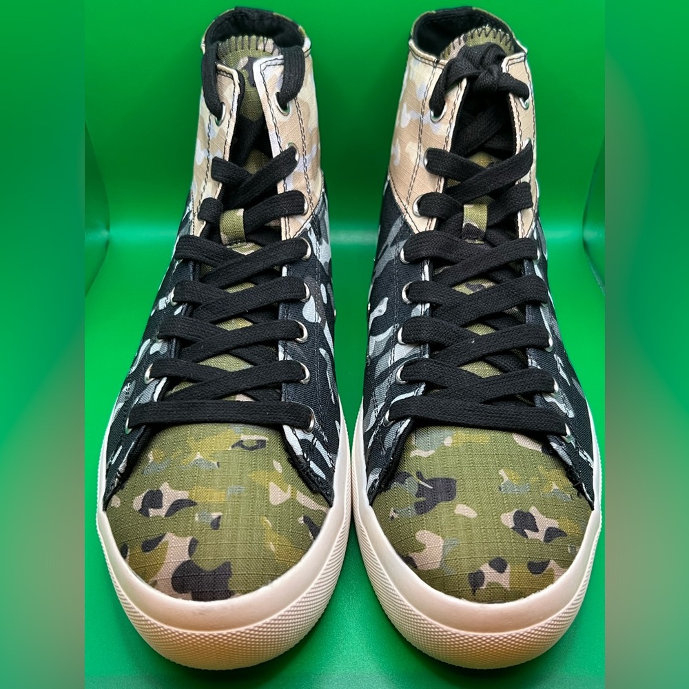 New Men’s Mesa Color blocked Bandana Print Patchwork High Top Sneakers.